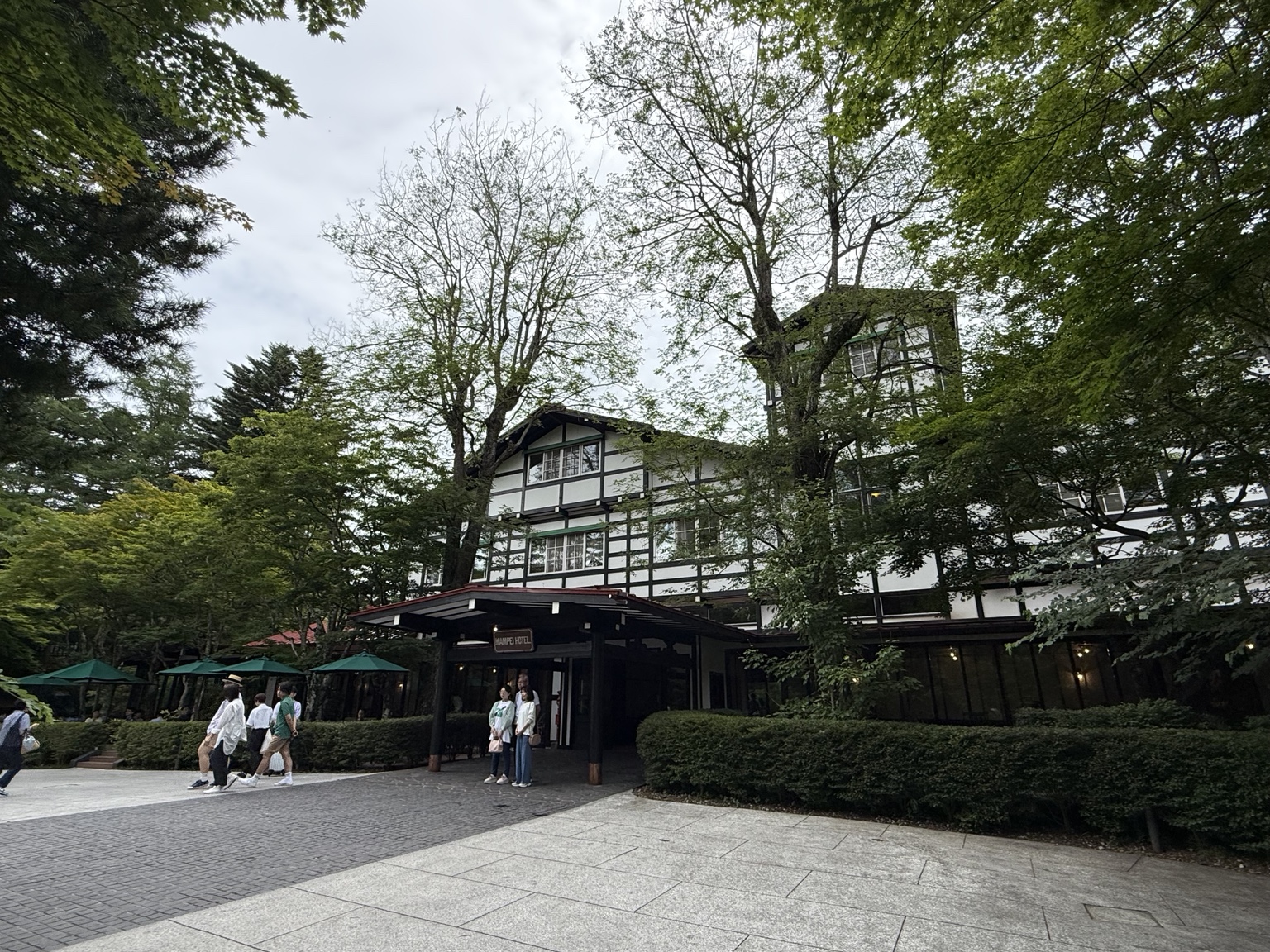 緑に囲まれた軽井沢・万平ホテルの外観