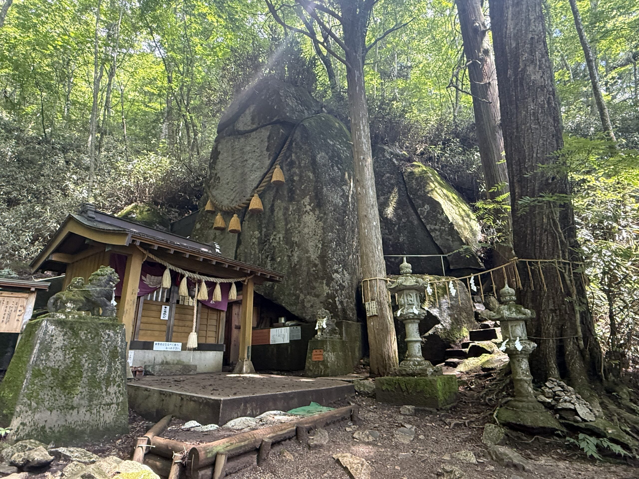 石割山の石割神社にある御神体の大岩