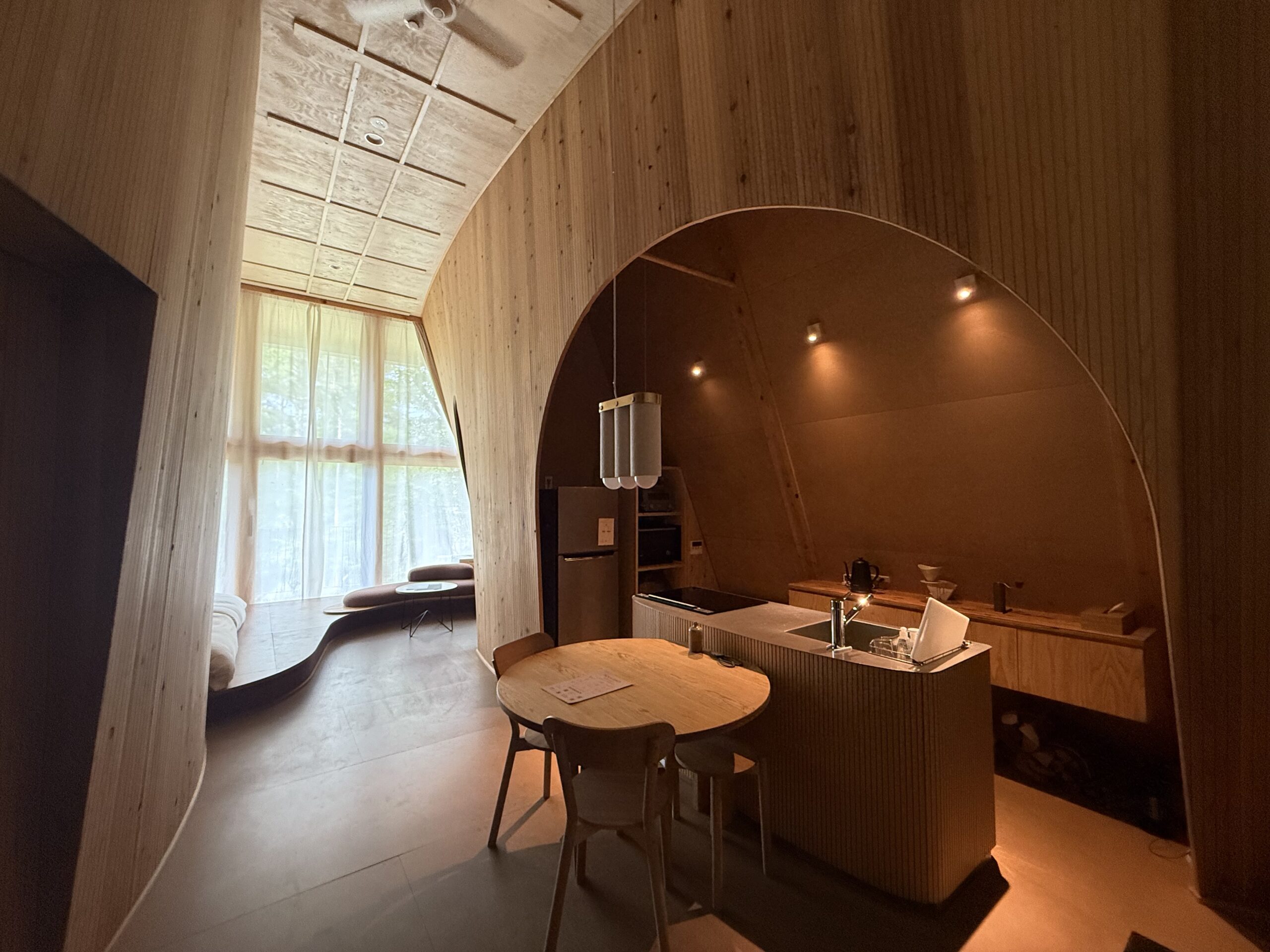 SANU 2nd Home山中湖の木の温もりを感じる室内とキッチン
