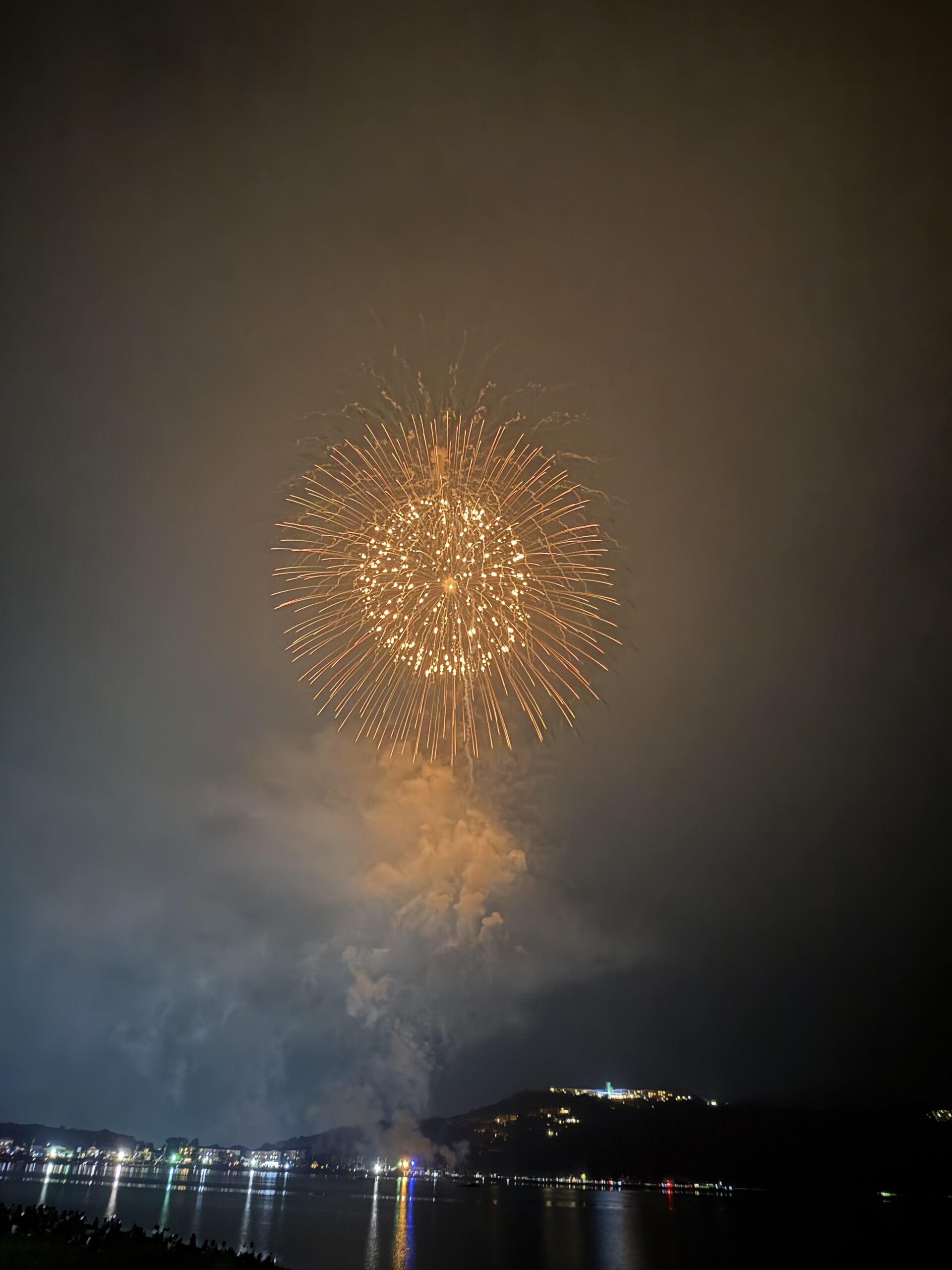 山中湖報湖祭で湖上に打ち上がる花火